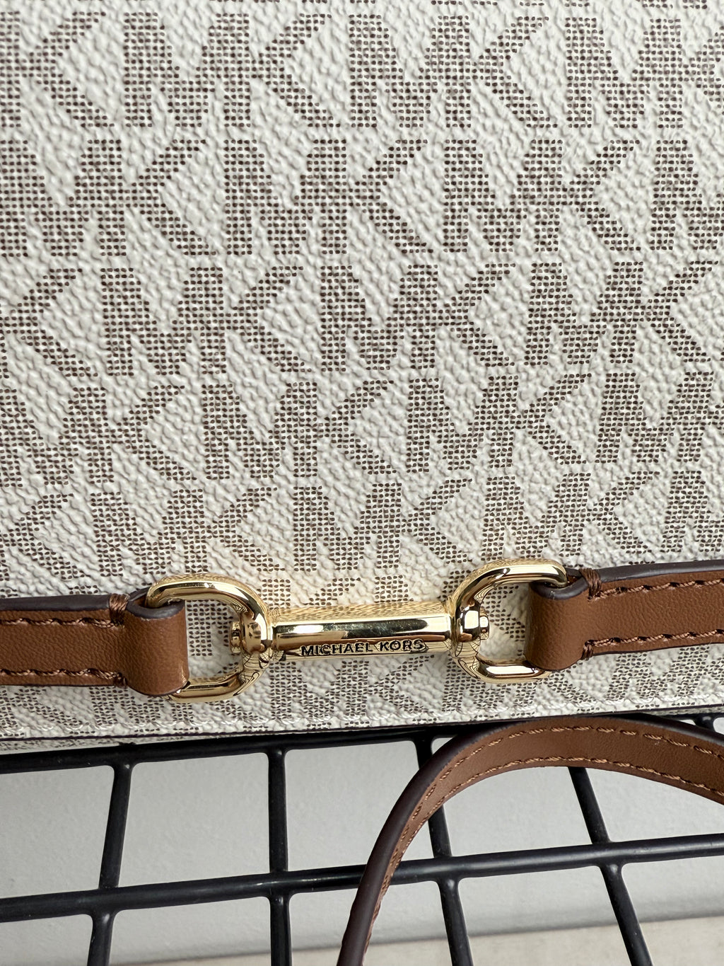 Michael Kors Carson LG Wallet on a Chain (bandolera móvil )