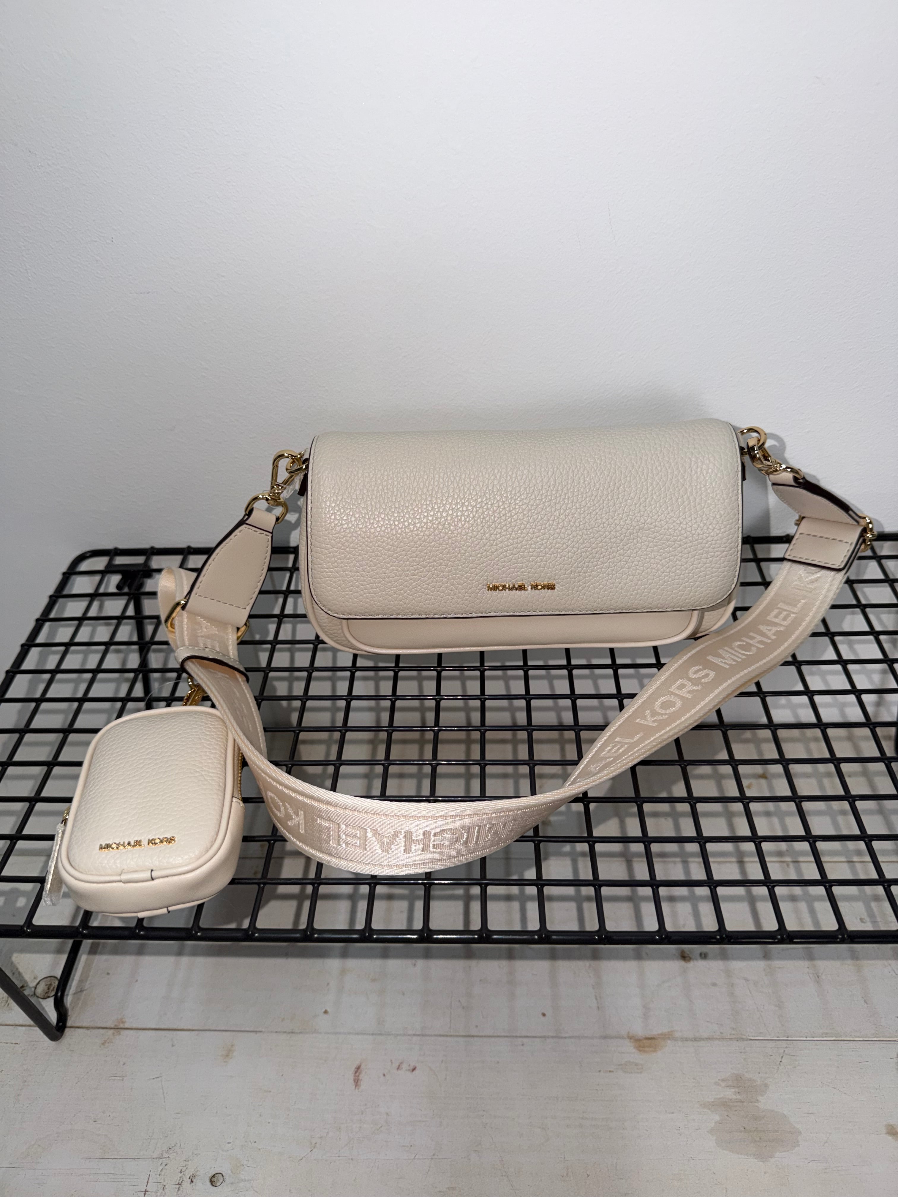 Bolso Michael Kors color crema con bandolera logo y monedero a juego ( multipochette )