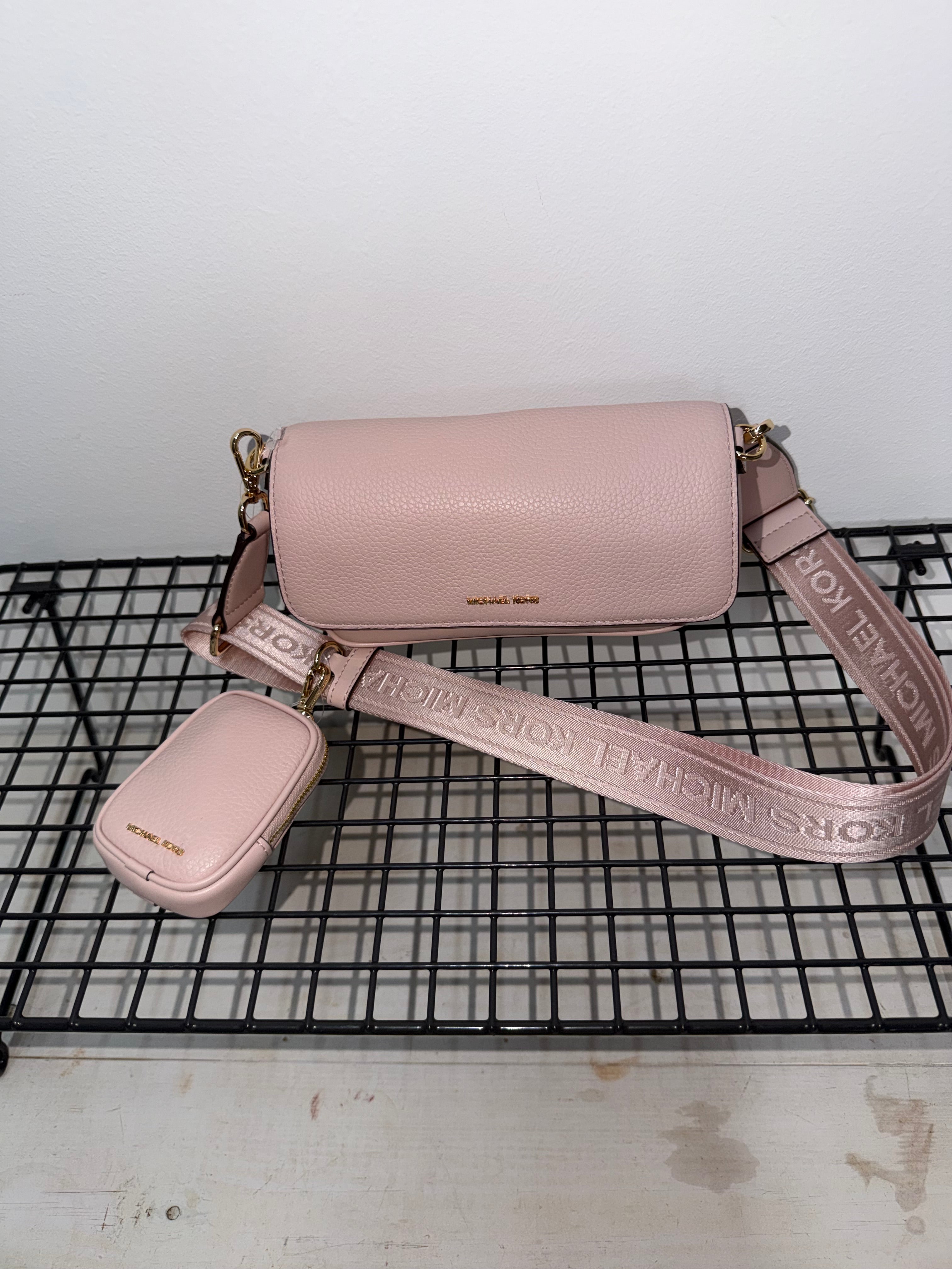 Bolso Michael Kors color rosa con bandolera logo y monedero a juego ( multipochette )