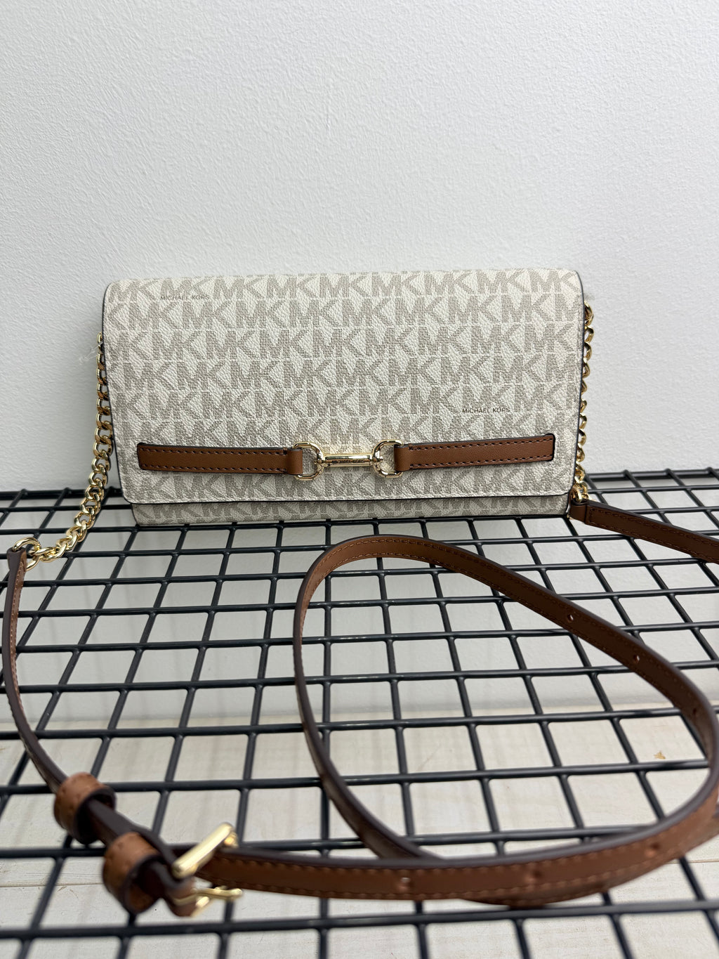 Michael Kors Carson LG Wallet on a Chain (bandolera móvil )