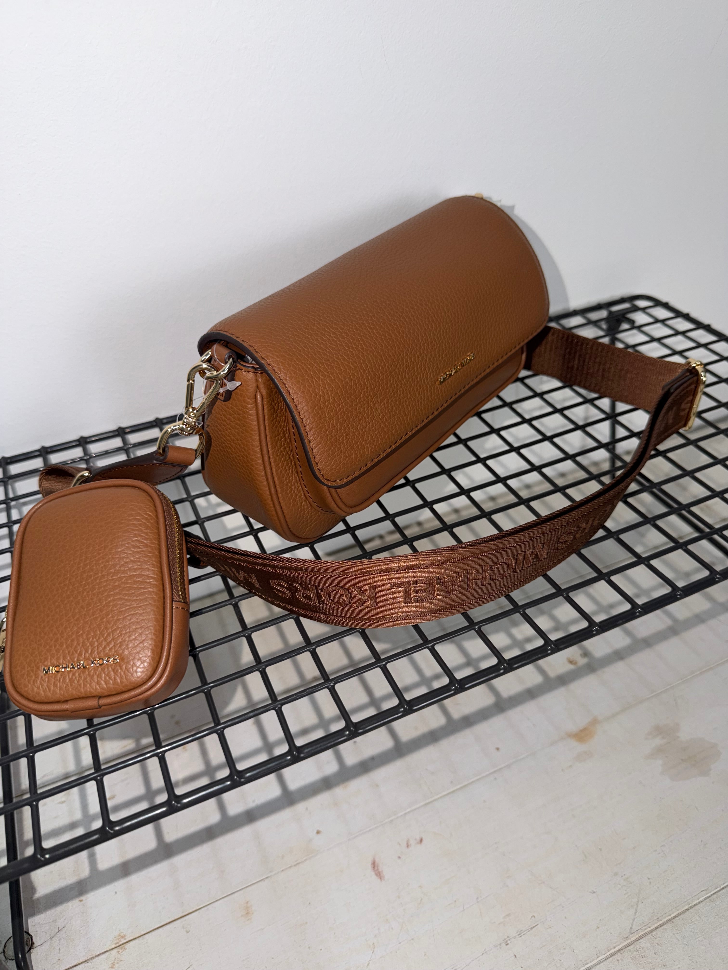 Bolso Michael Kors color camel con bandolera logo y monedero a juego ( multipochette )