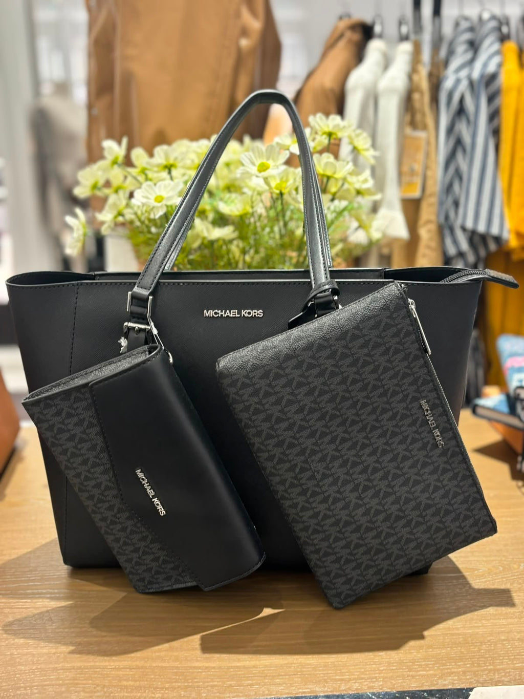 Michael Kors Charlotte Large Tote color negro con plateado ( set 3 piezas)