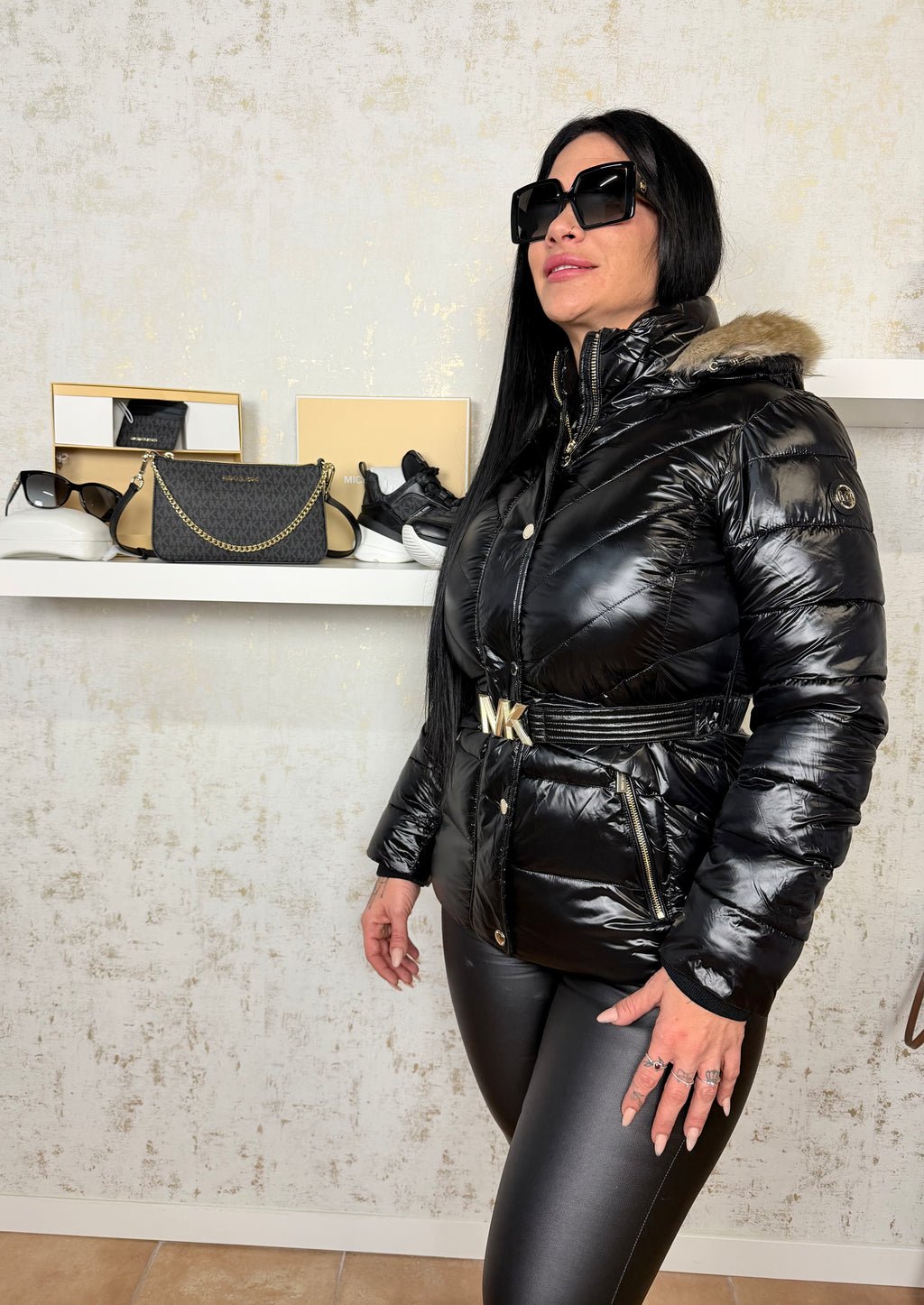 Chaqueta Puffer Negra con Cinturón MK y Capucha con Pelo