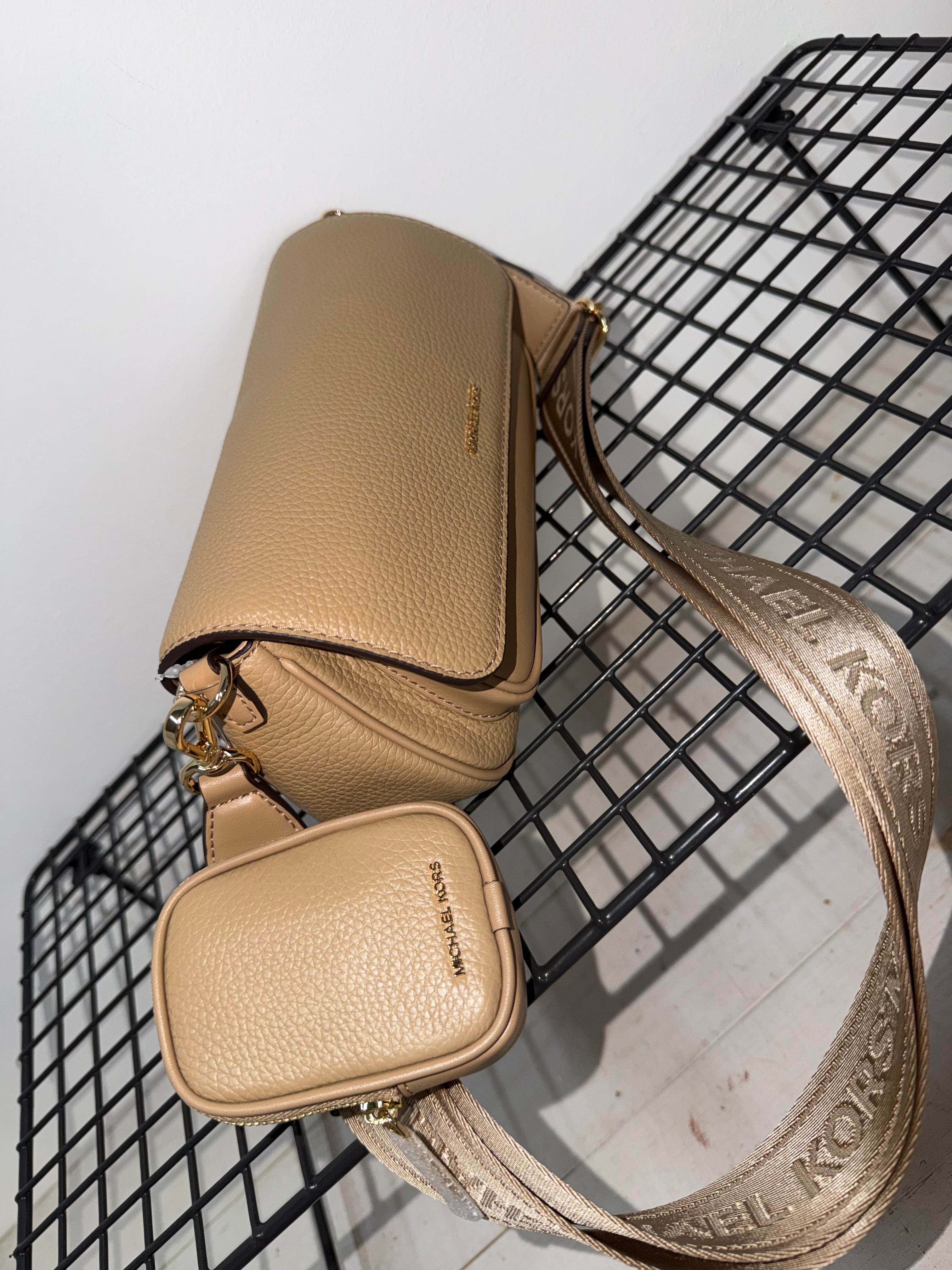 Bolso Michael Kors color taupe  con bandolera logo y monedero a juego ( multipochette )