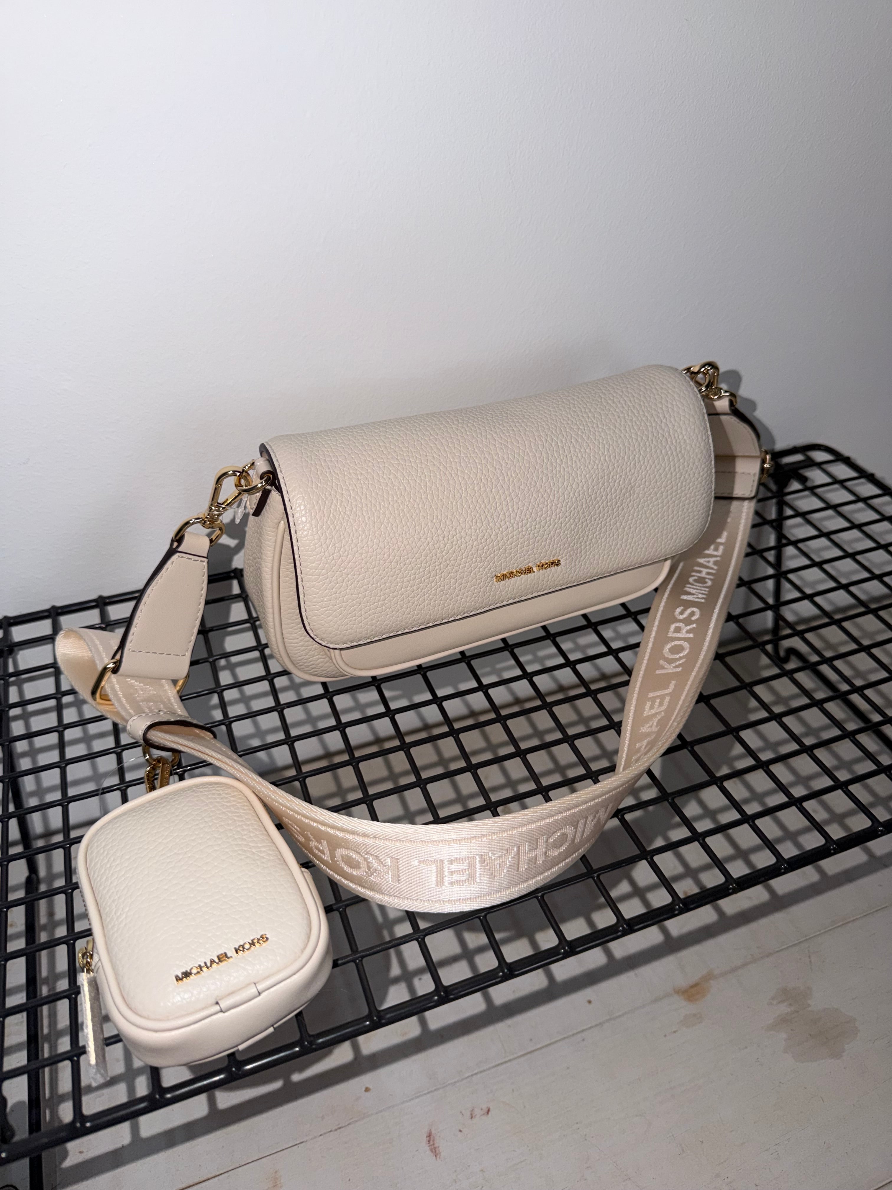 Bolso Michael Kors color crema con bandolera logo y monedero a juego ( multipochette )