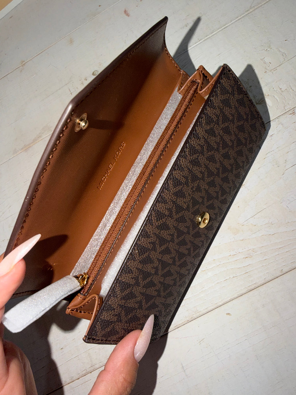 Cartera Michael Kors con solapa en estampado Signature MK brown
