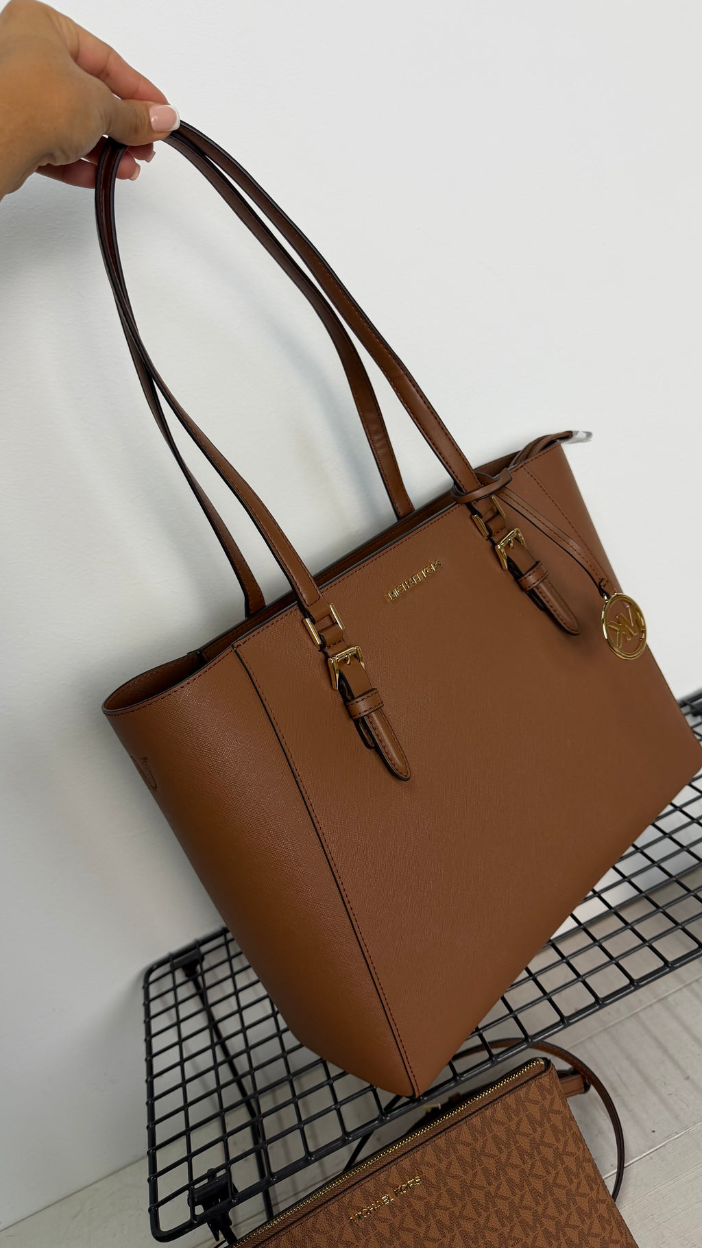 Michael Kors Charlotte Large Tote color camel ( set 3 piezas)