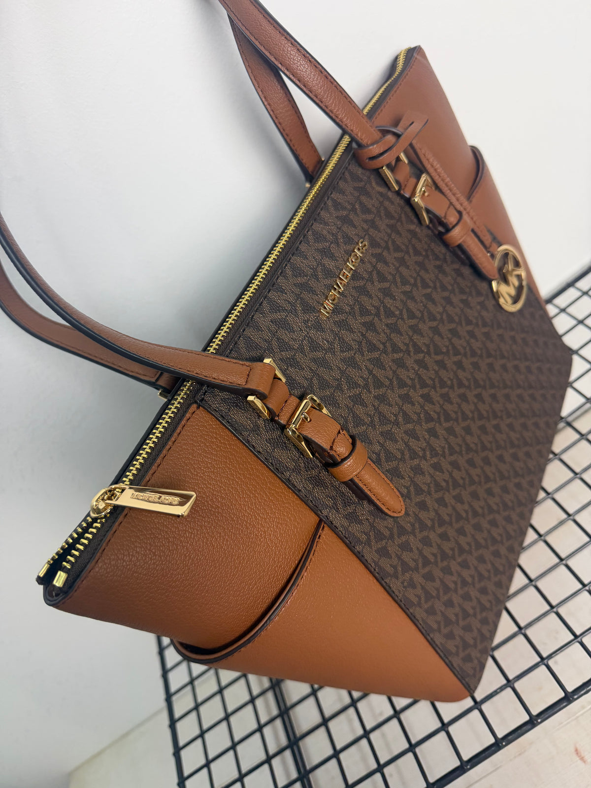 Michael Kors Charlotte Large Tote cremallera – Marrón