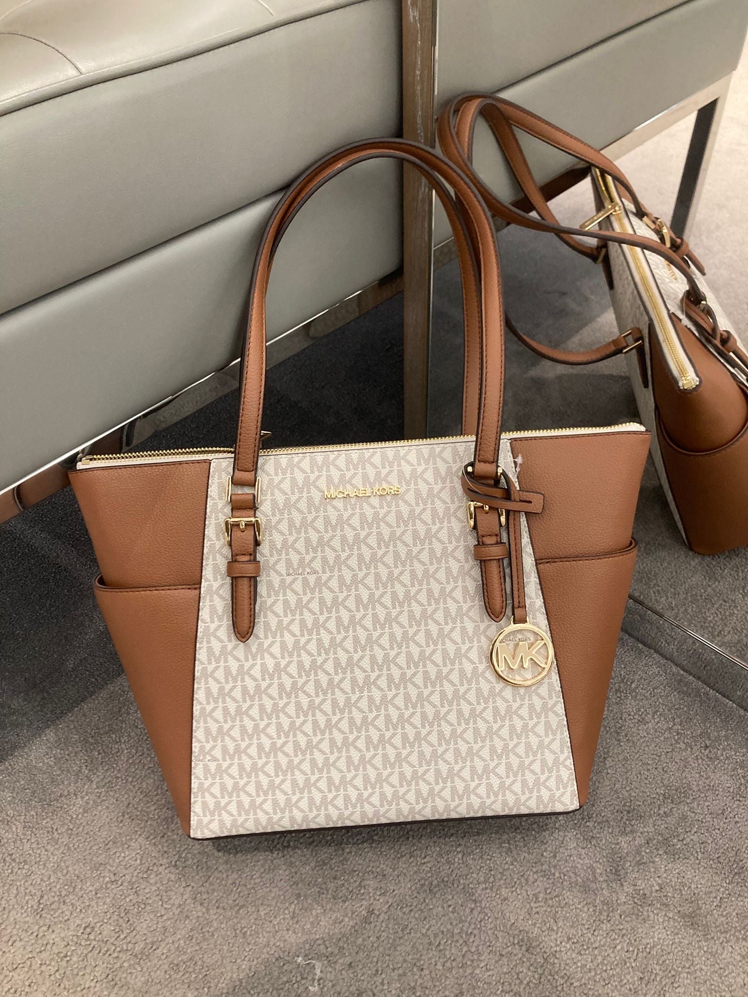 Bolso tote Michael Kors monogram vainilla y cuero