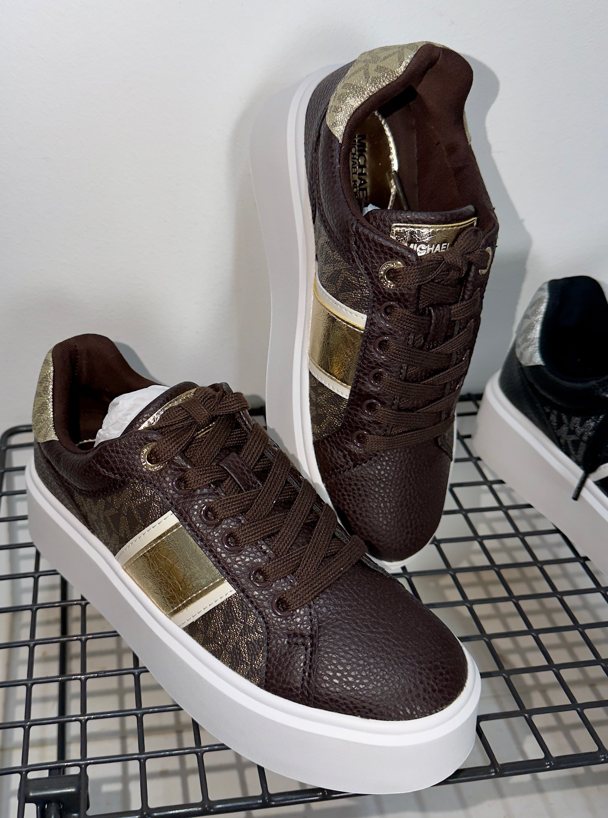 Zapatilla romey marrón logo liquidación