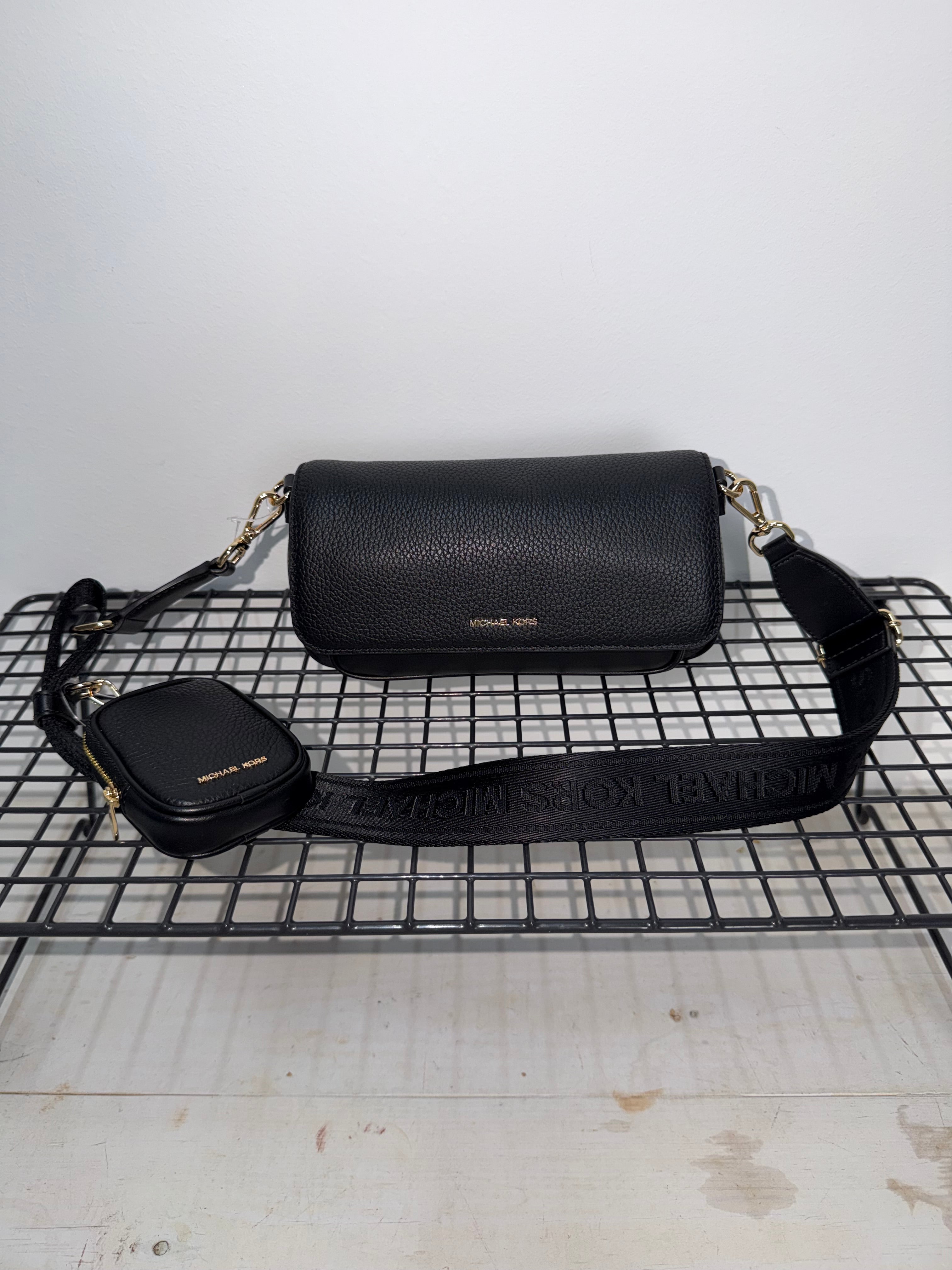 Bolso Michael Kors color negro con bandolera logo y monedero a juego ( multipochette )