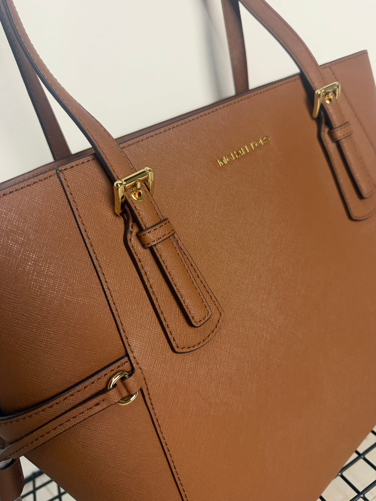 Bolso Michael Kors Voyager Large en piel Saffiano – Luggage