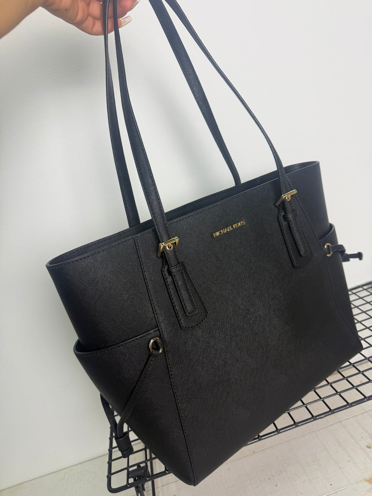 Bolso tote Michael Kors Voyager Large en piel Saffiano – Negro