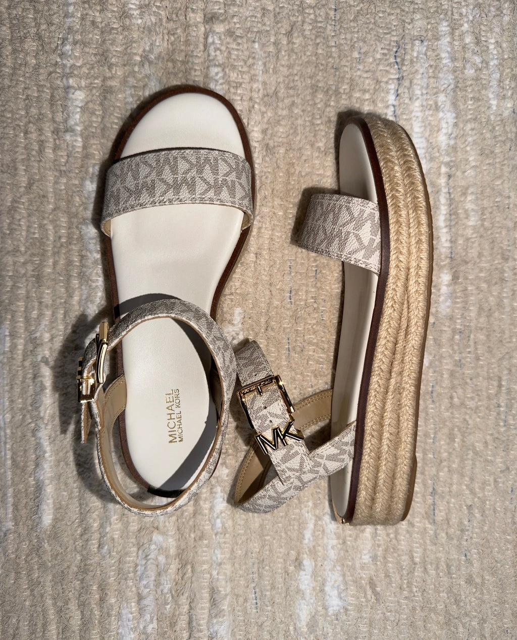 Sandalia esparto Michael Kors vainilla logitipo