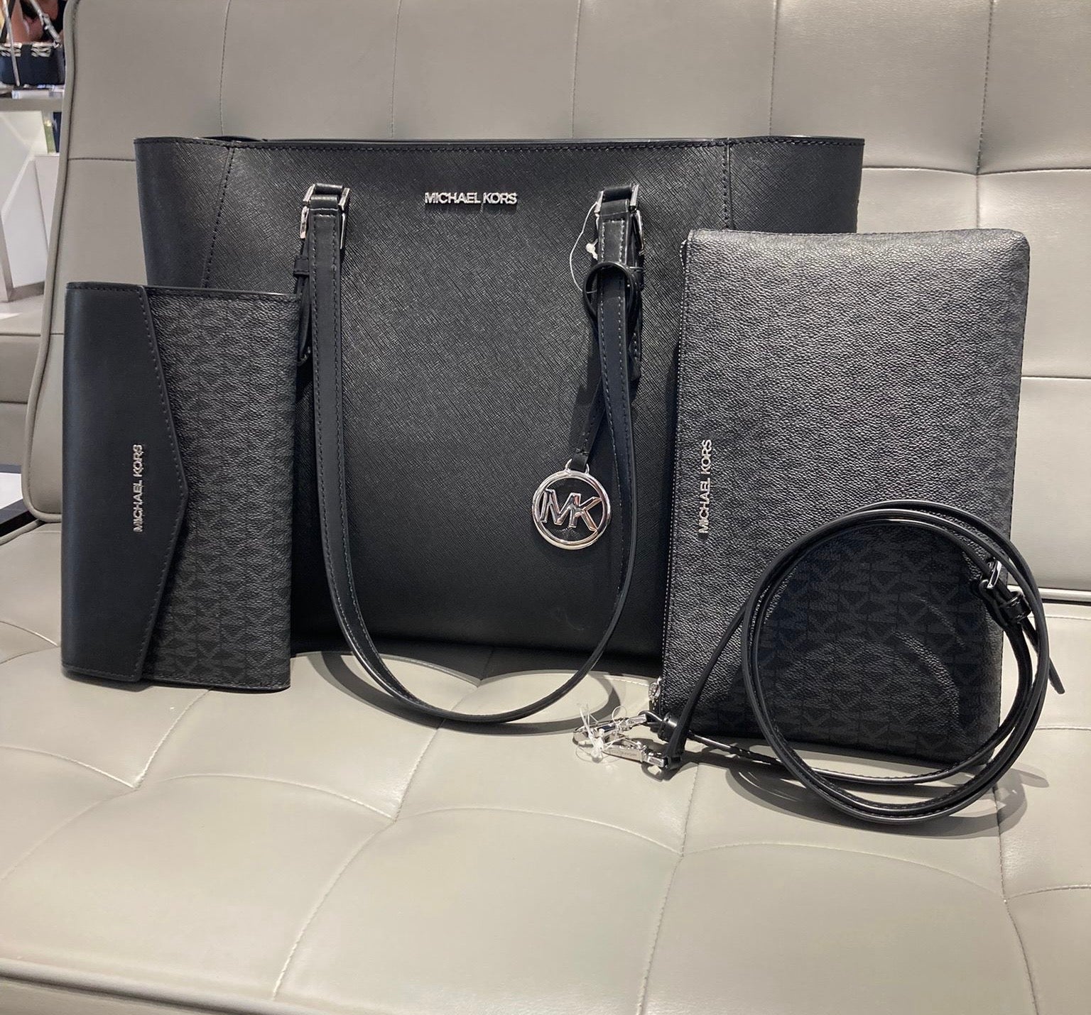 Michael Kors Charlotte Large Tote color negro con plateado ( set 3 piezas)