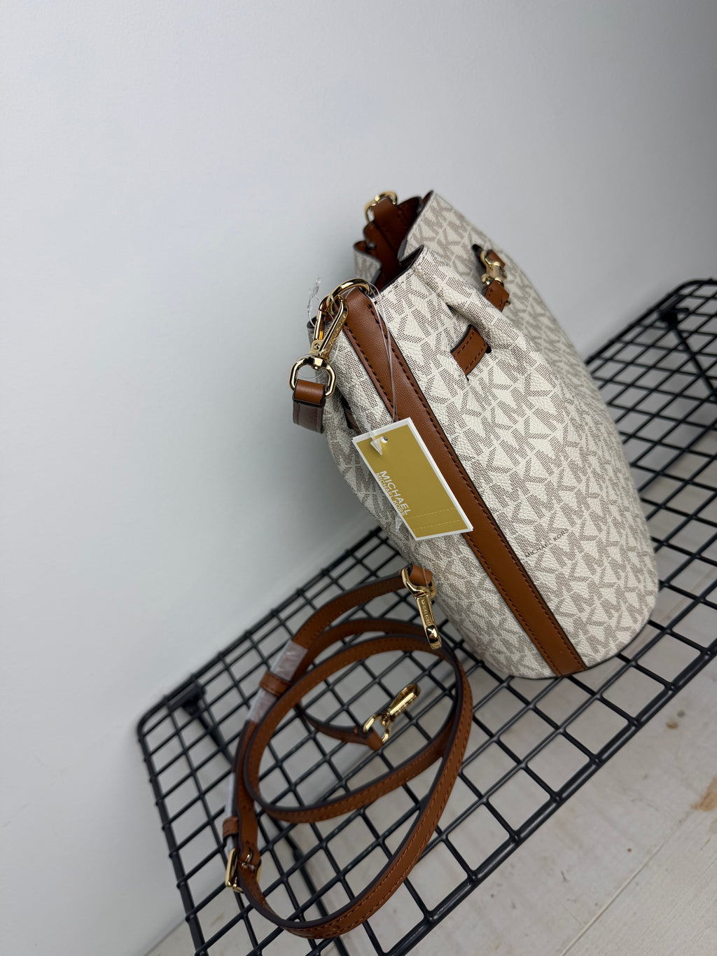 Bolso Michael Kors Carson – vainilla  logo ( bombonera ) (copia)