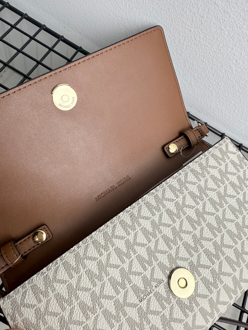 Michael Kors Carson LG Wallet on a Chain (bandolera móvil )