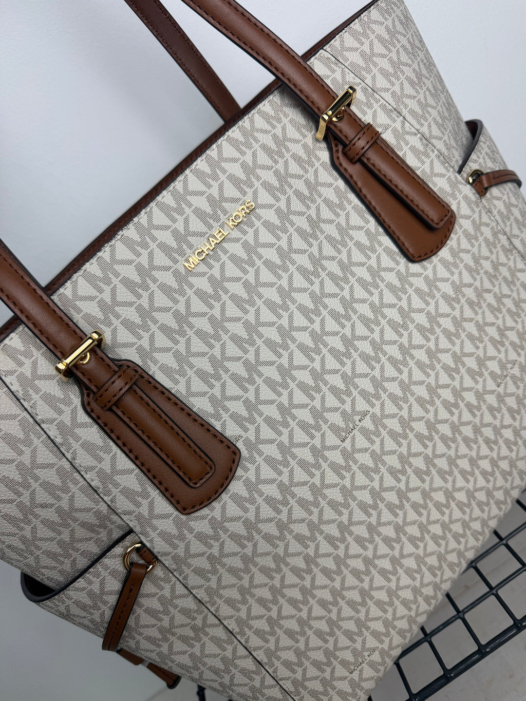 Bolso Michael Kors Voyager Large Logo Tote – Vanilla