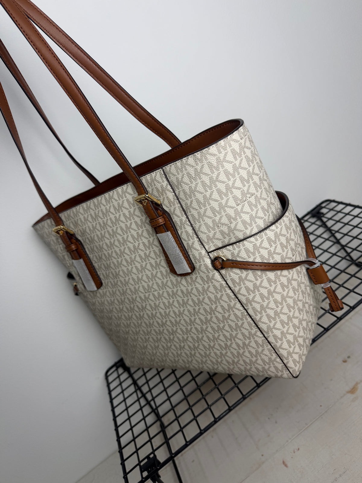 Bolso Michael Kors Voyager Large Logo Tote – Vanilla