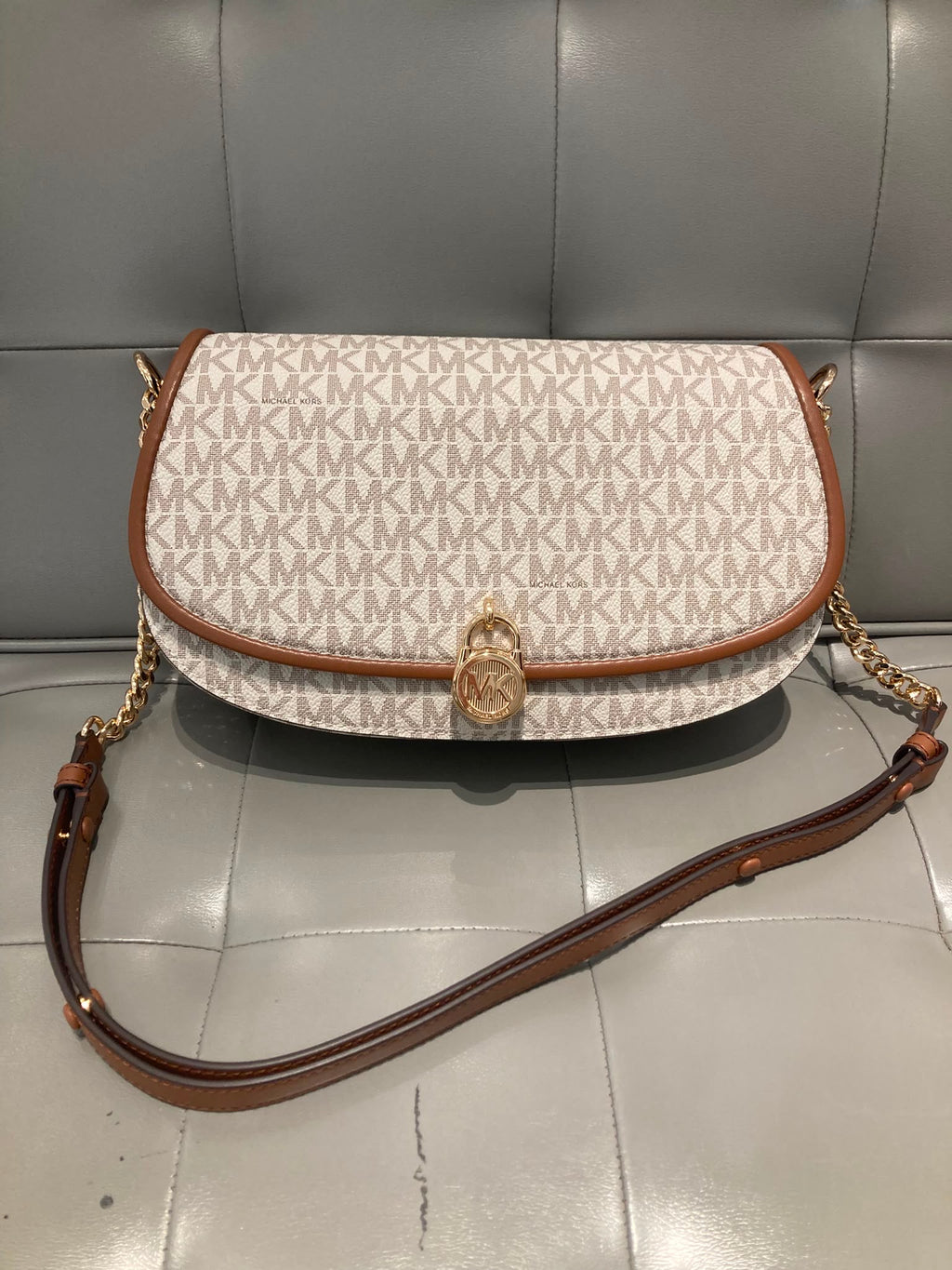 Bandolera Michael Kors Mila vainilla logo (mediano)