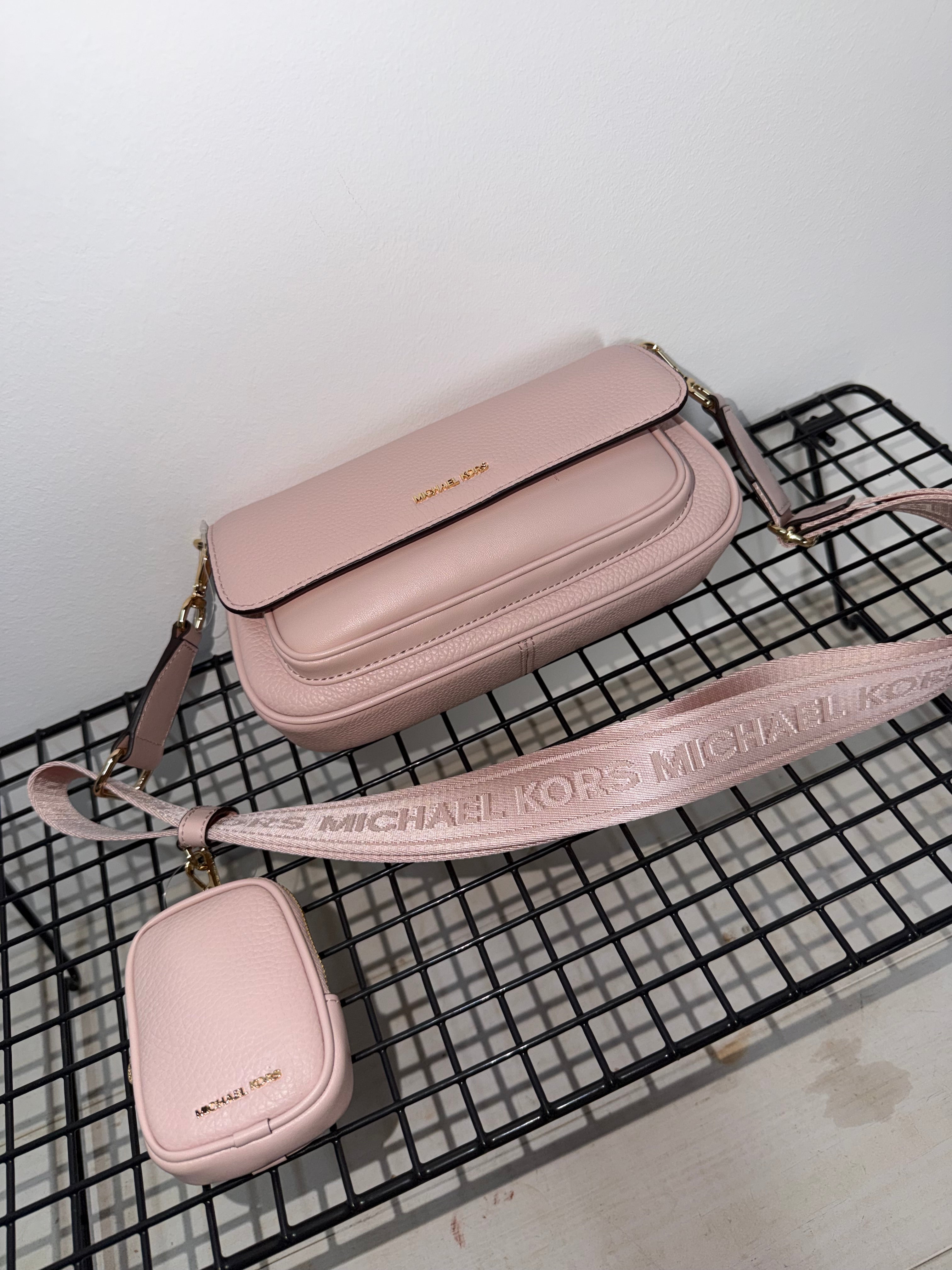 Bolso Michael Kors color rosa con bandolera logo y monedero a juego ( multipochette )