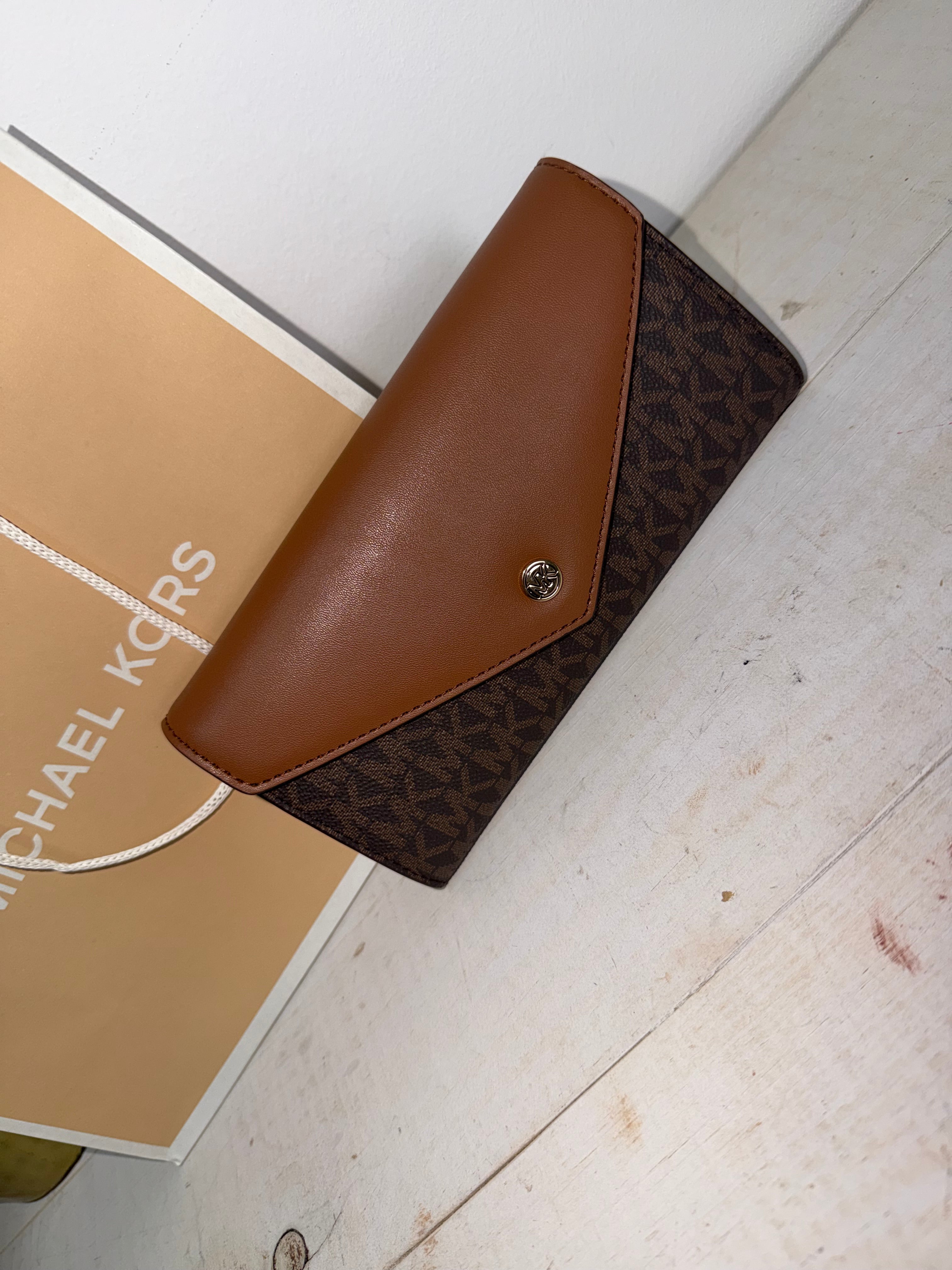 Cartera Michael Kors con solapa en estampado Signature MK brown