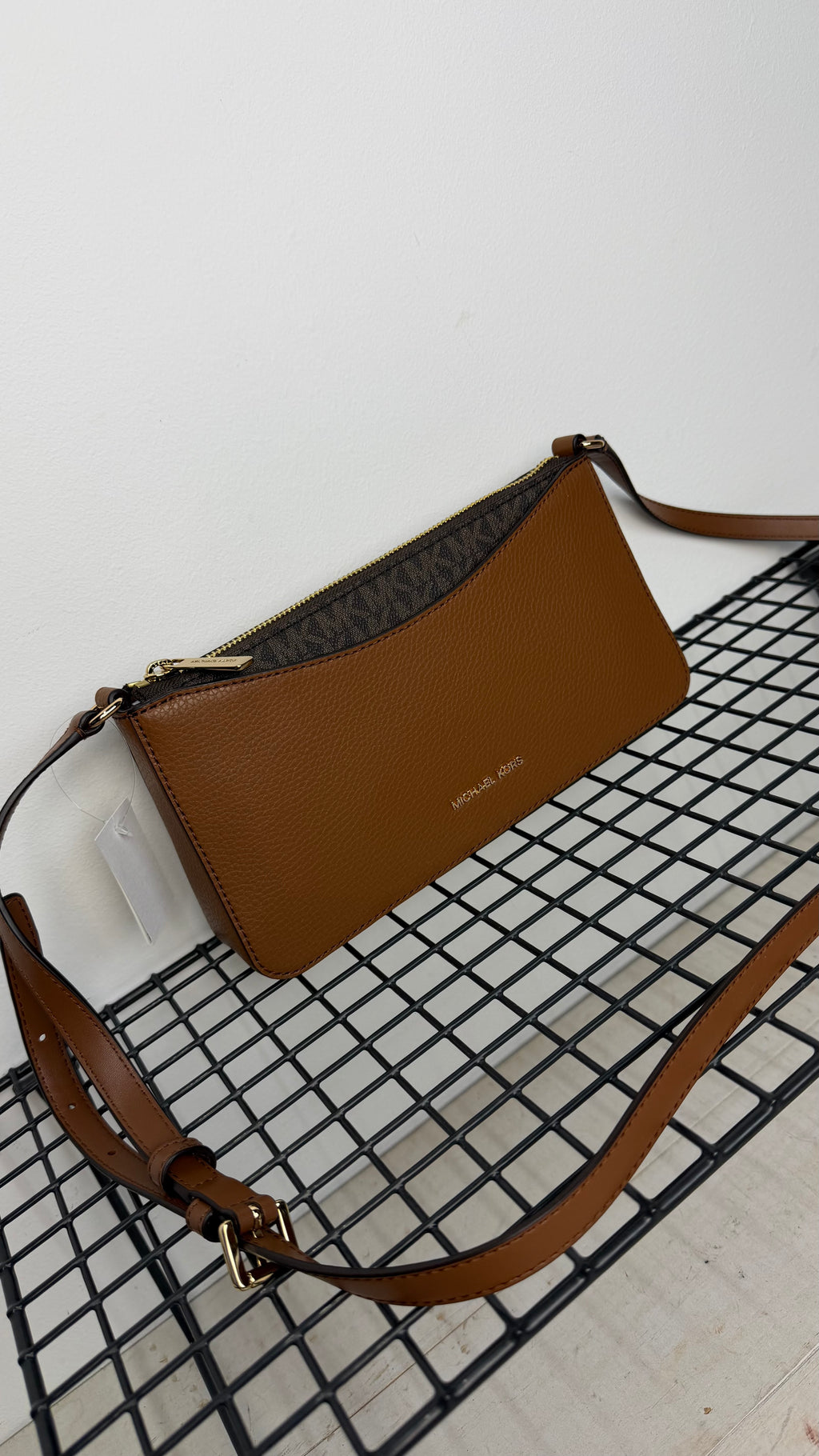 Bandolera Michael Kors arden  – camel y marrón logo