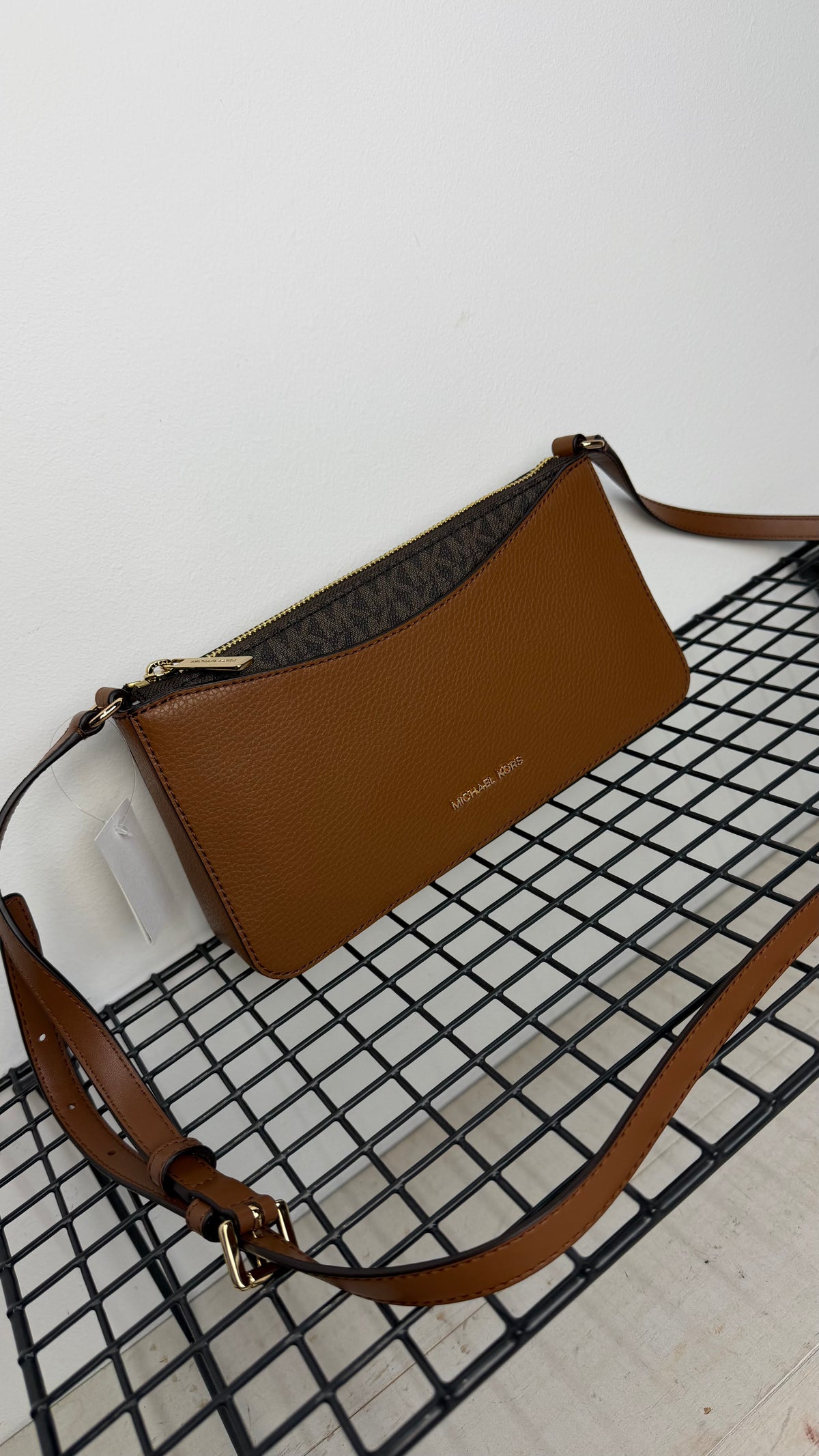 Bandolera Michael Kors arden  – camel y marrón logo
