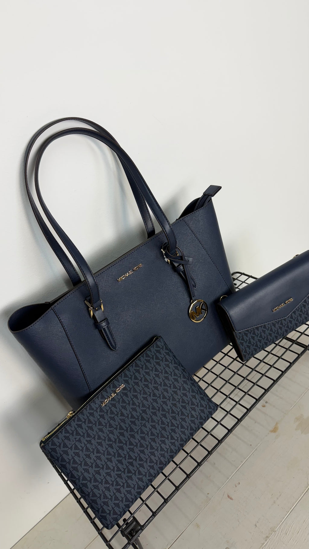 Michael Kors Charlotte Large Tote color azul marino ( set 3 piezas)