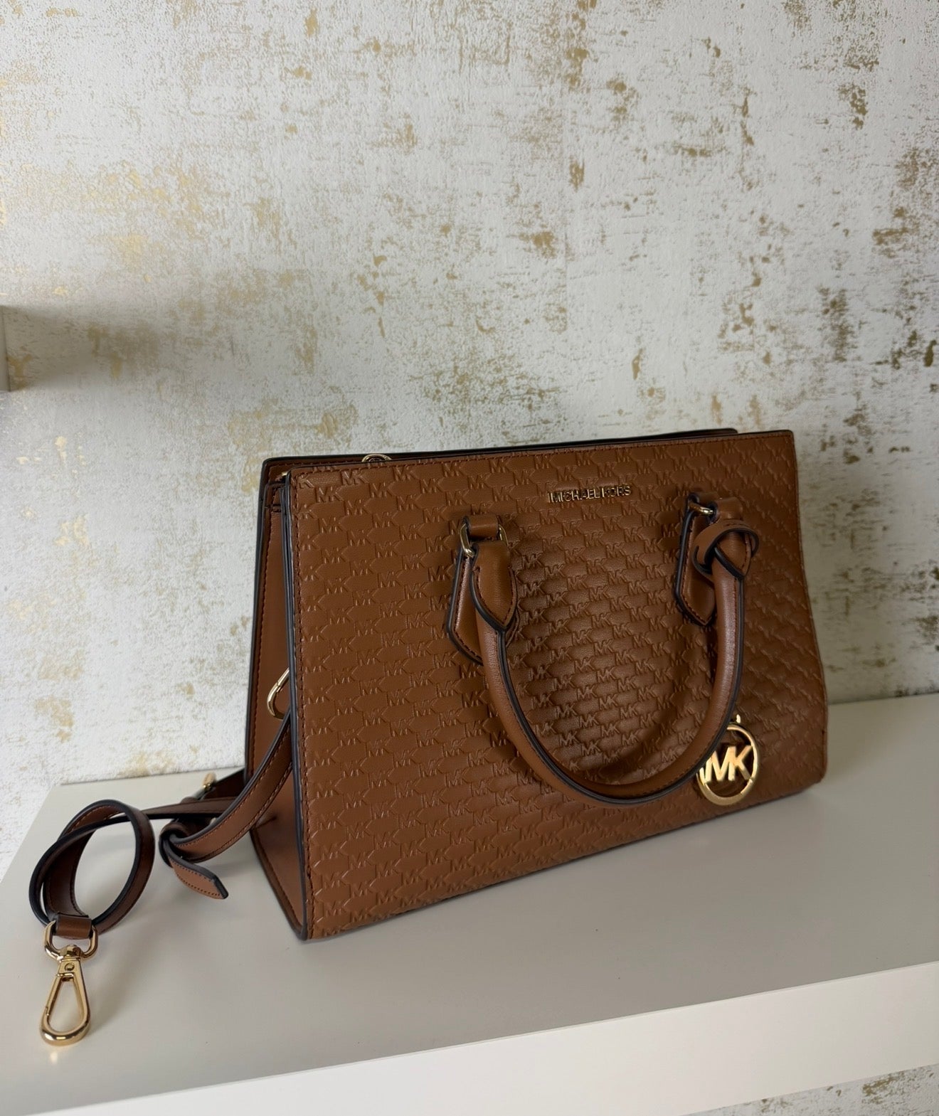 Bolso Michael Kors satchel en color marrón cuero con grabado Mk