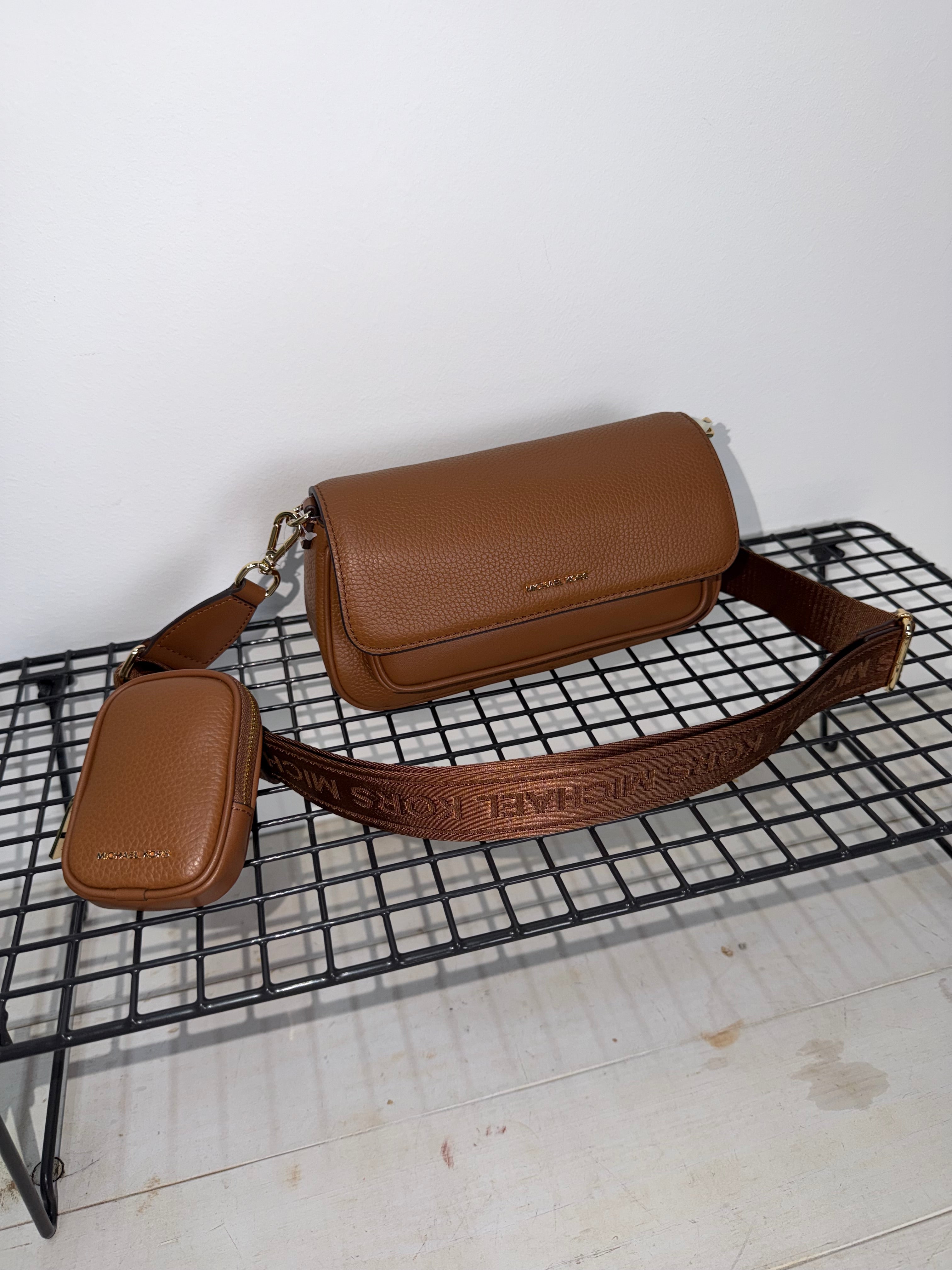 Bolso Michael Kors color camel con bandolera logo y monedero a juego ( multipochette )