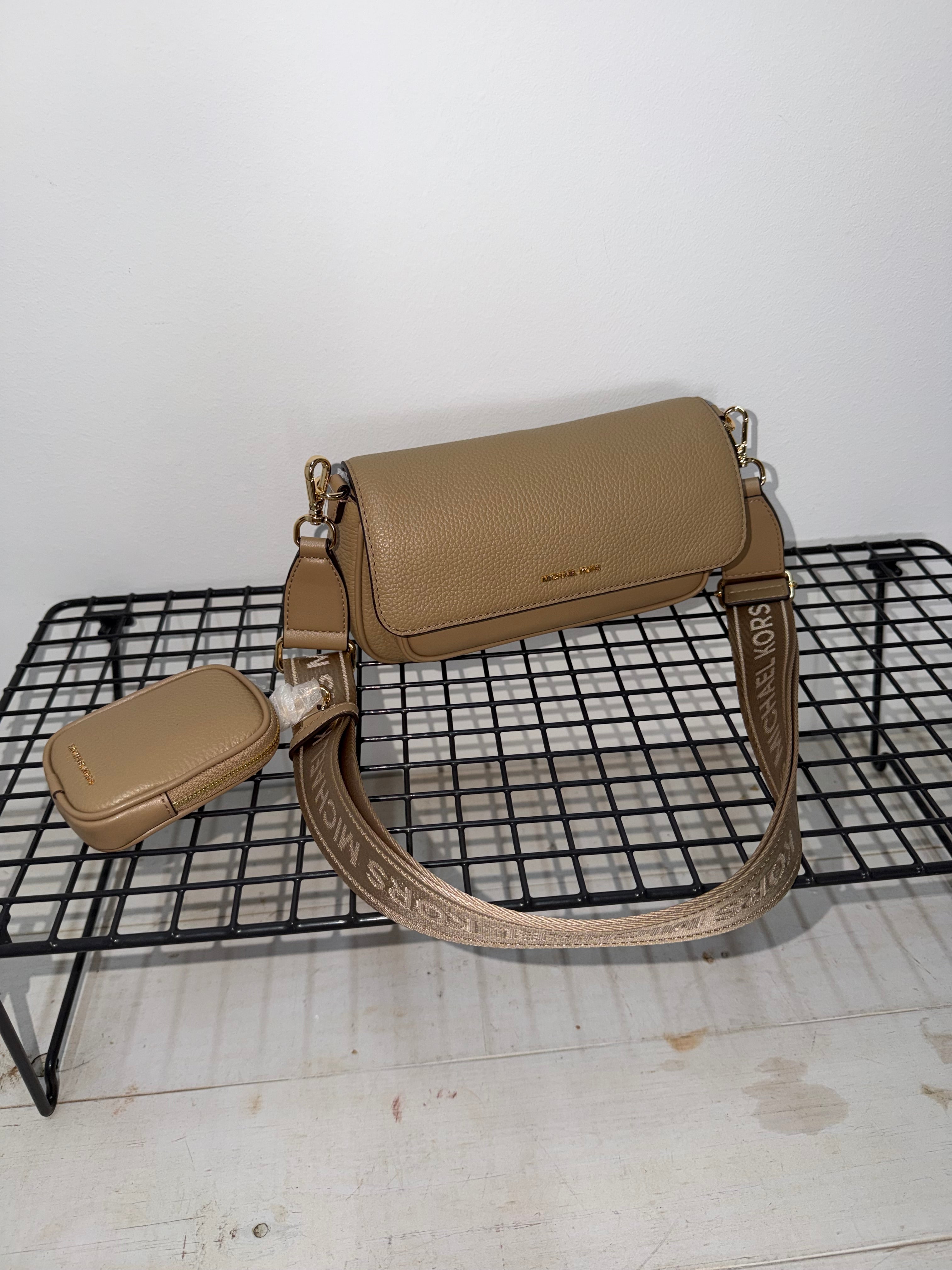 Bolso Michael Kors color taupe  con bandolera logo y monedero a juego ( multipochette )