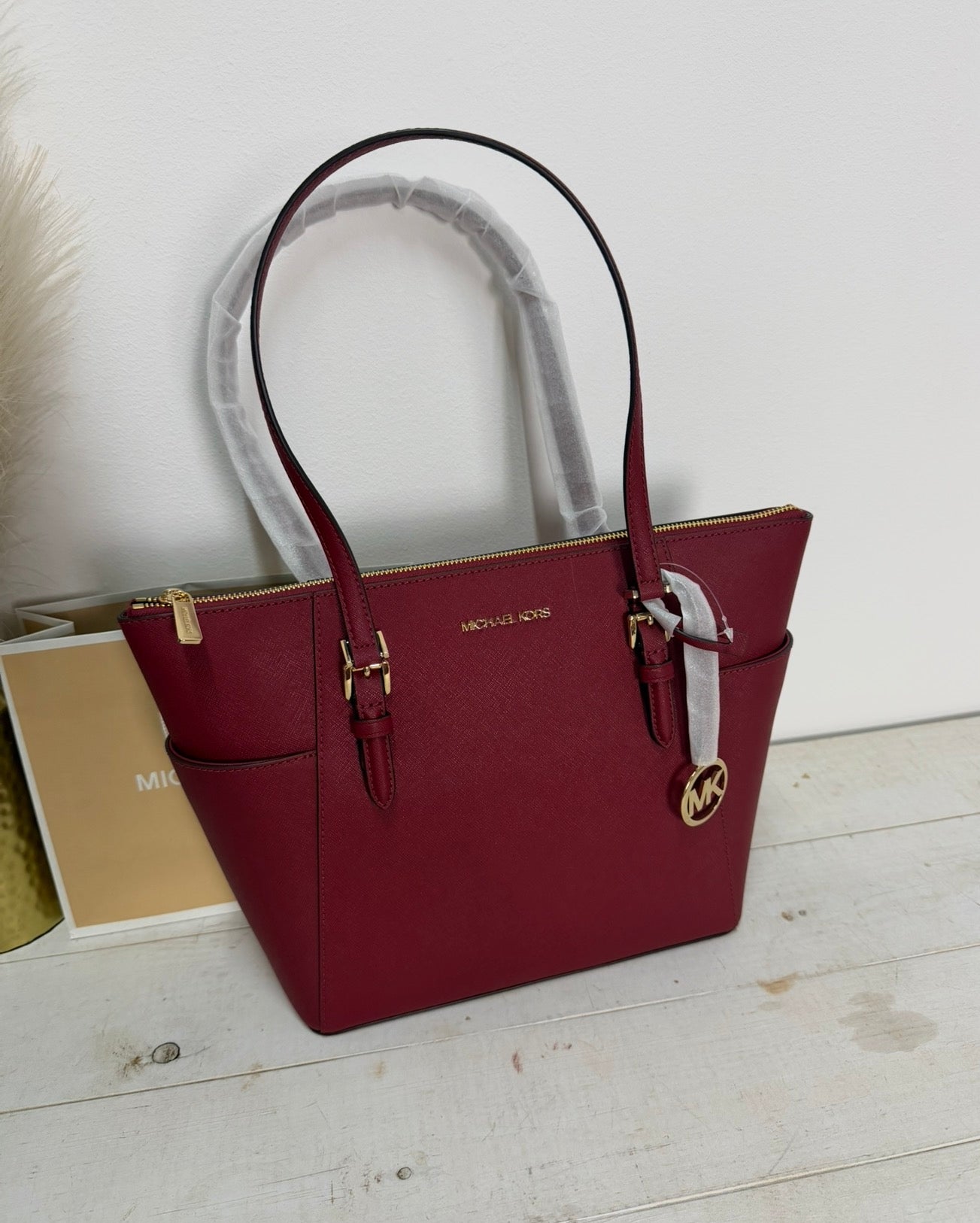 Bolso tote Michael Kors Jet Set Travel en color burdeos
