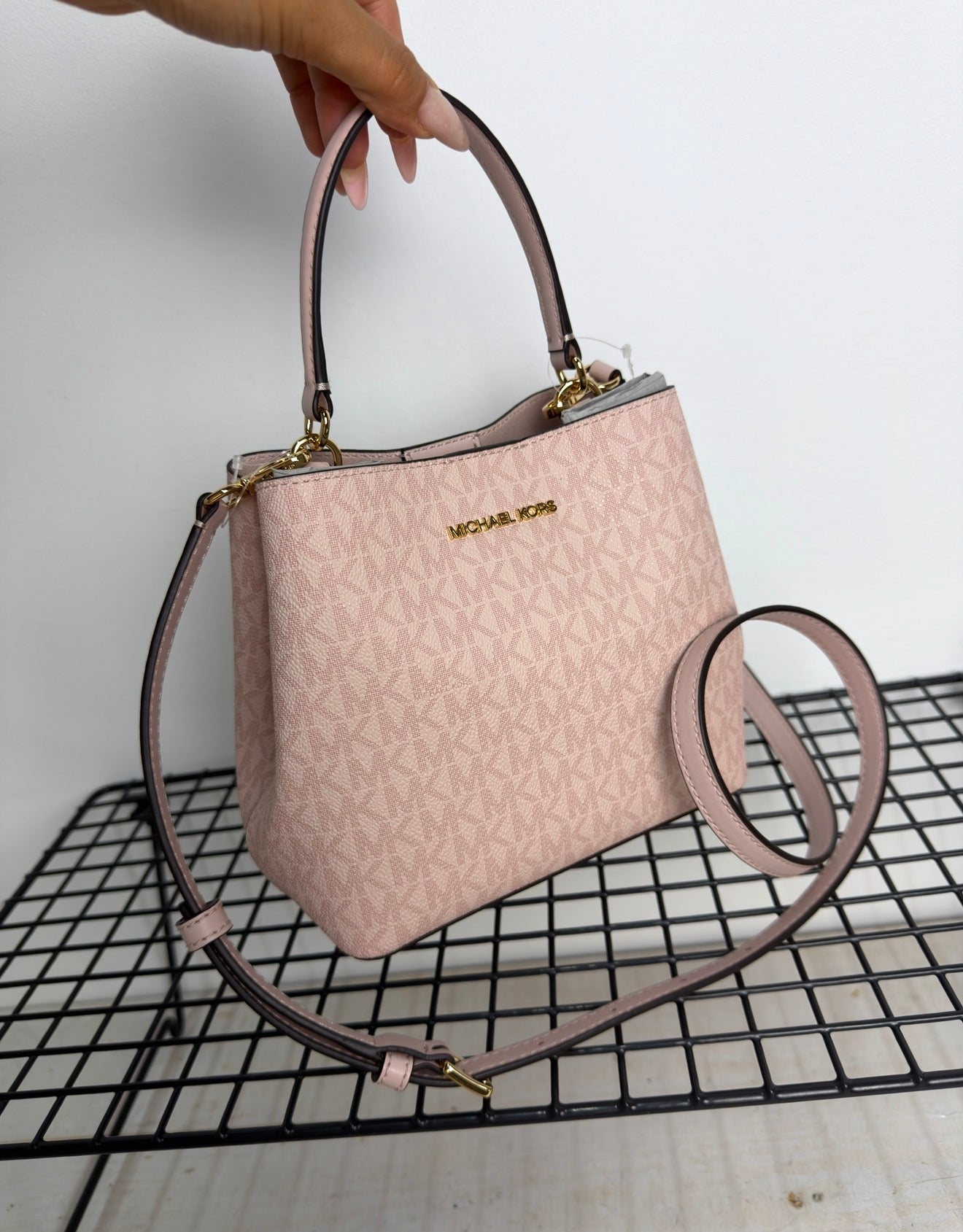 Bolso Michael Kors bombonera rosa logo