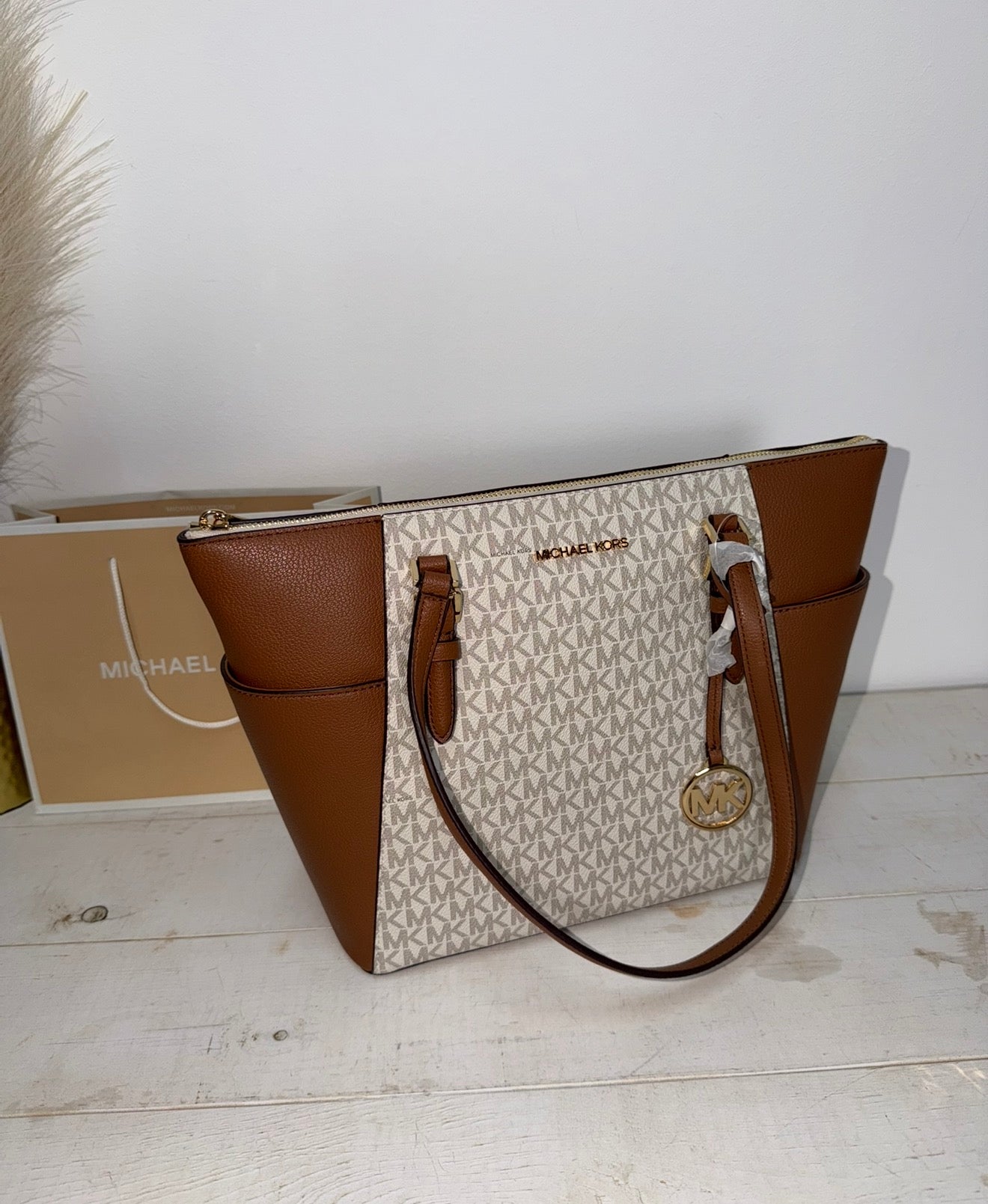 Bolso tote Michael Kors monogram vainilla y cuero