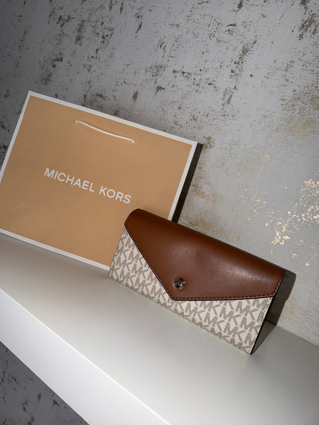 Cartera Michael Kors con solapa en estampado Signature MK vainilla