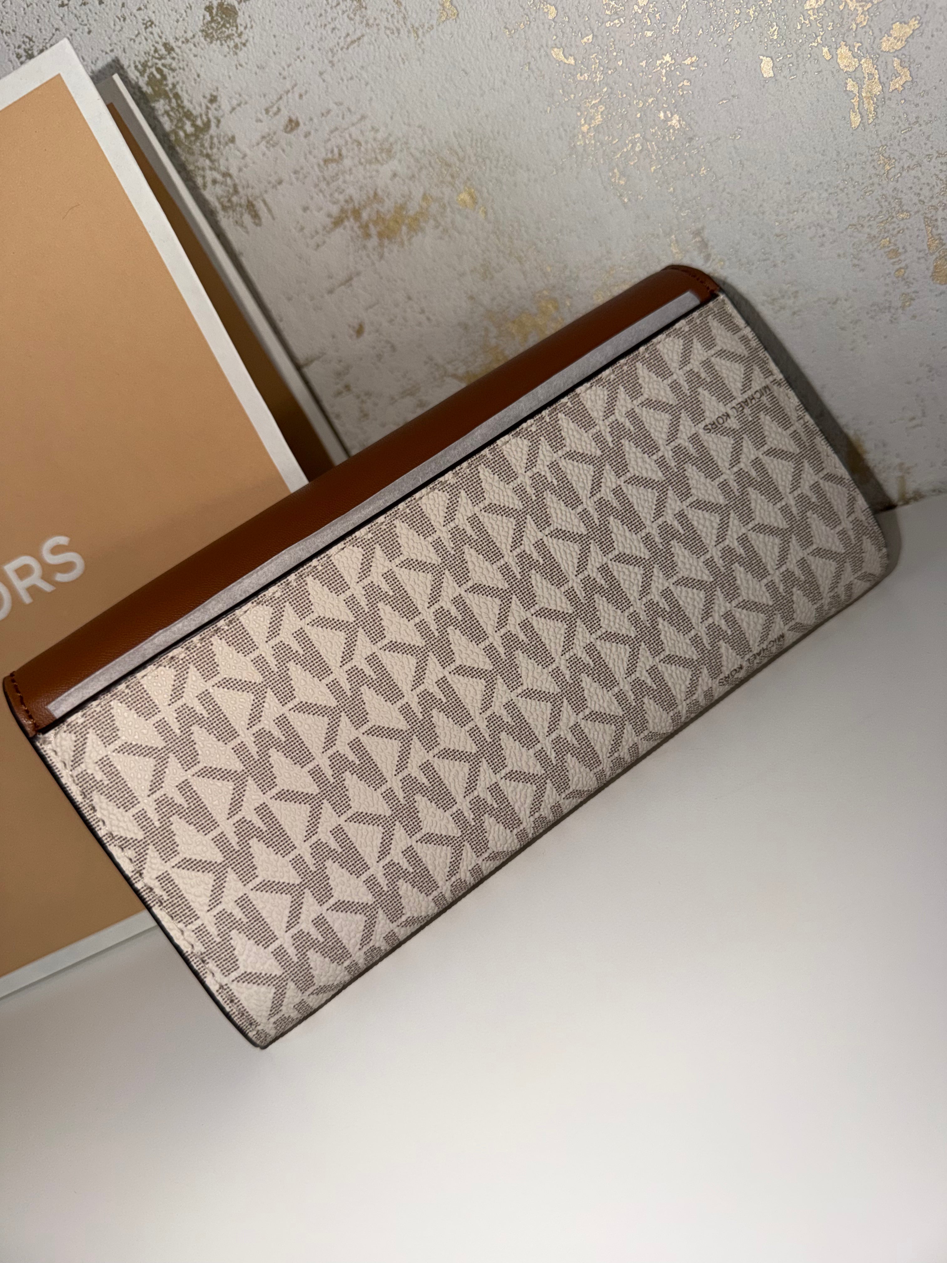 Cartera Michael Kors con solapa en estampado Signature MK vainilla