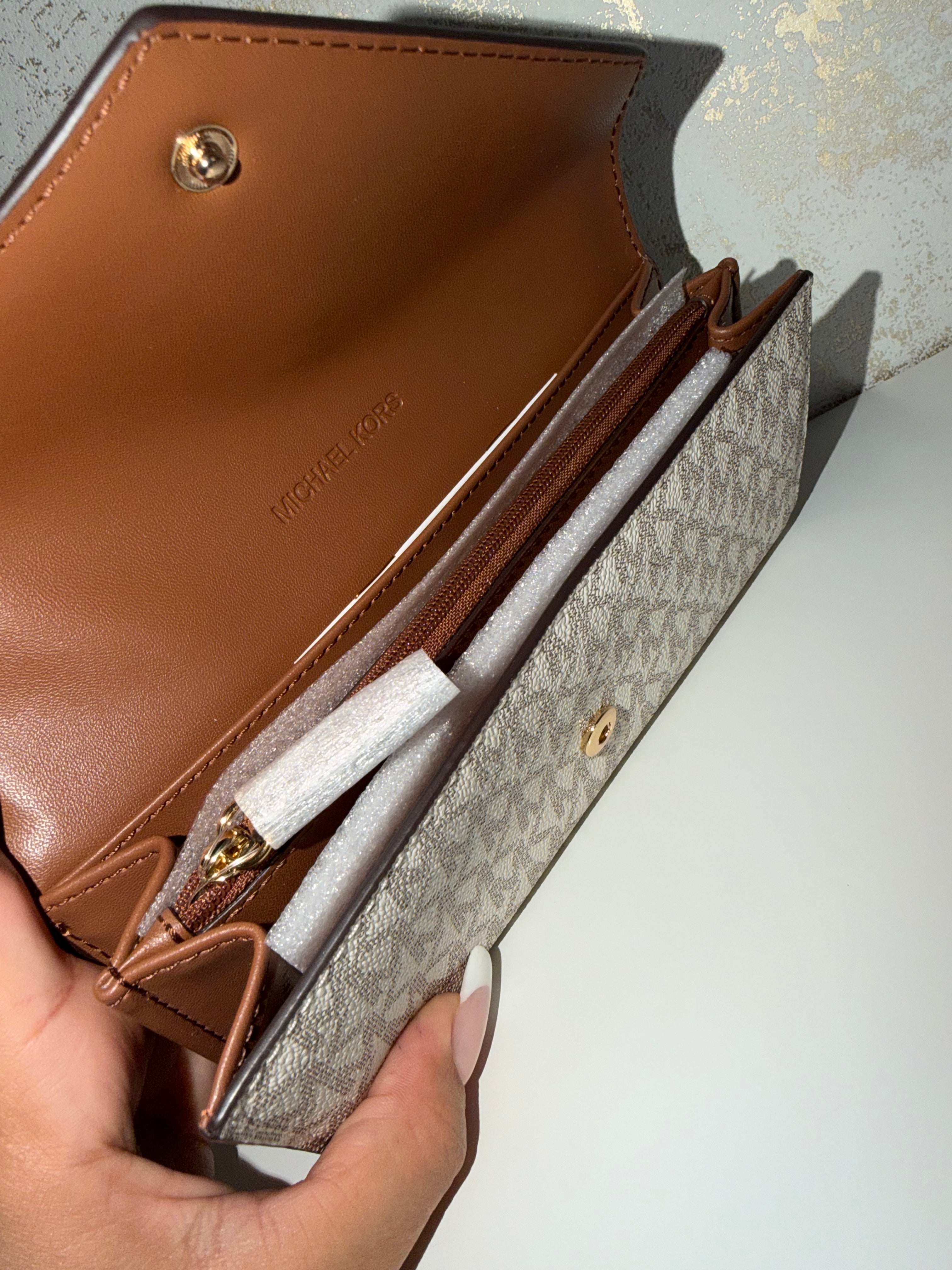 Cartera Michael Kors con solapa en estampado Signature MK vainilla