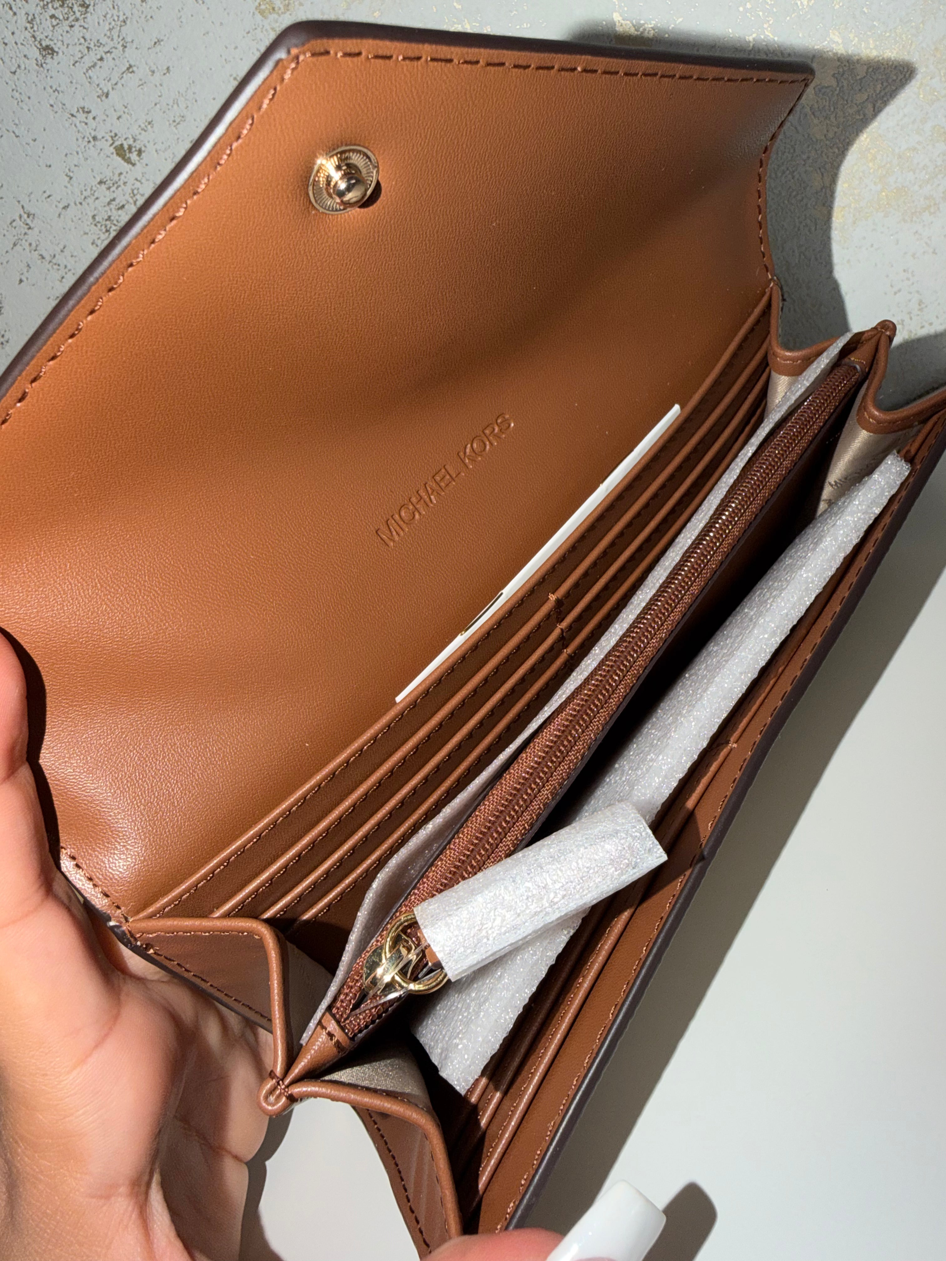 Cartera Michael Kors con solapa en estampado Signature MK vainilla