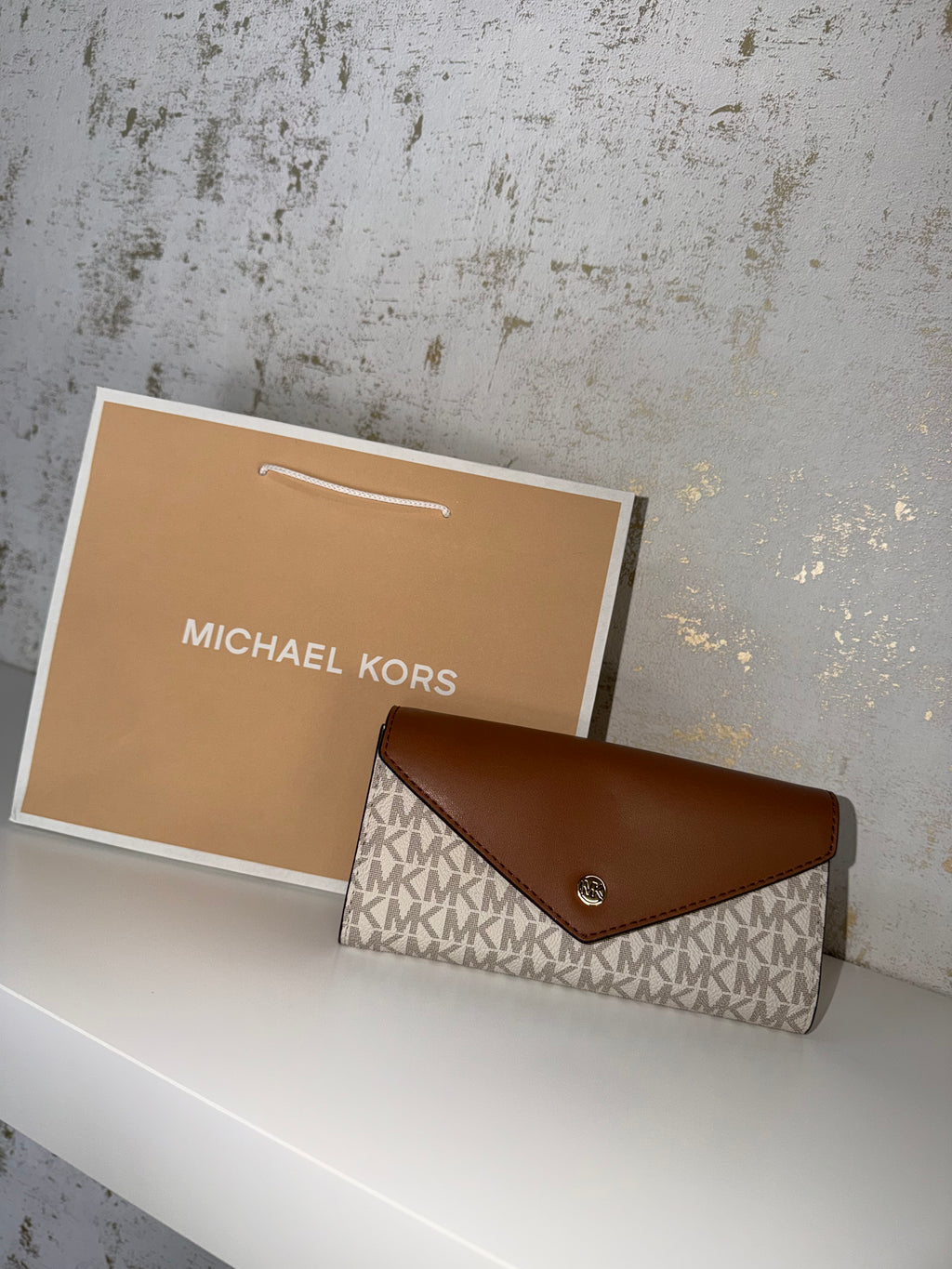 Cartera Michael Kors con solapa en estampado Signature MK vainilla